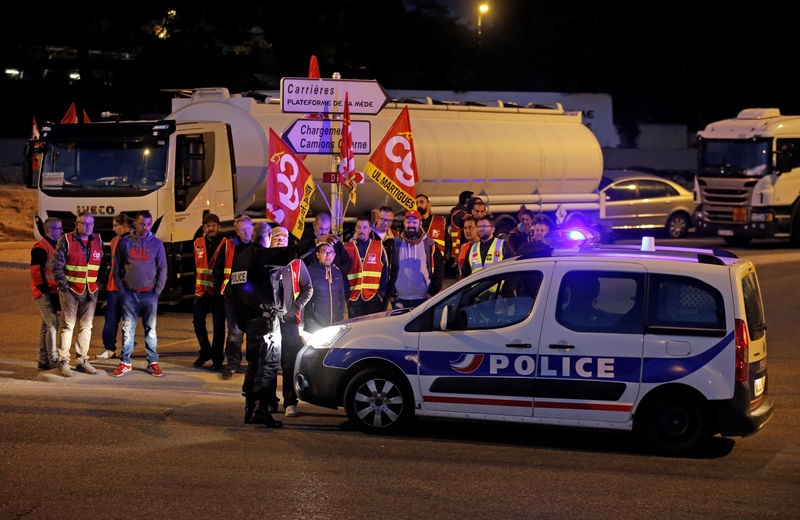 © Reuters. French truck drivers on strike against labour law block the Total oil refinery at La Mede