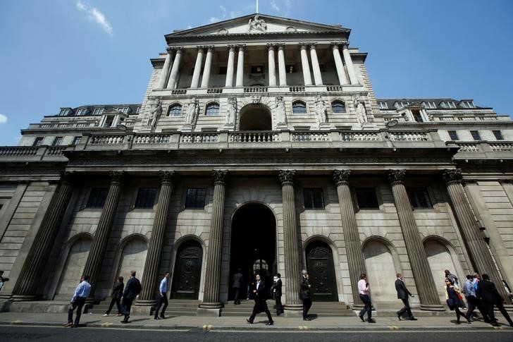 © Reuters. Pedestrians walk past the Bank of England in the City of London