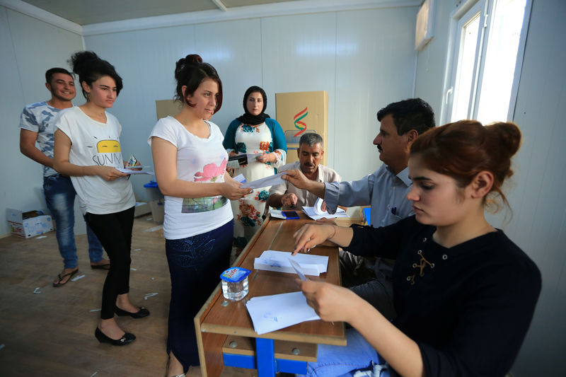 © Reuters. Displaced women from the Yazidi minority arrive to vote during their independence referendum at a refugee camp on the outskert of Duhok