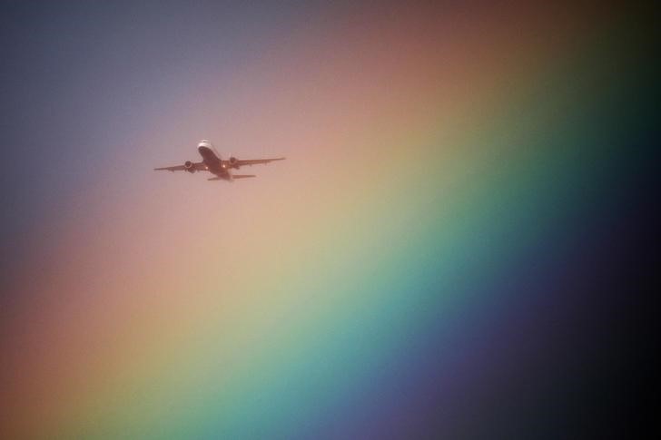 © Reuters. An aeroplane flys near a rainbow on its way to Heathrow Airport in London, Britain