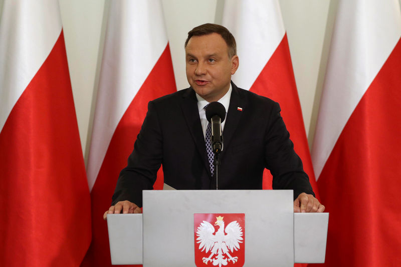 © Reuters. Poland's President Andrzej Duda speaks during his media announcement regarding judiciary reform at Presidential Palace in Warsaw