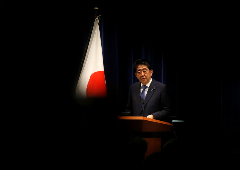 © Reuters. Primeiro-ministro do Japão, Shinzo Abe, durante coletiva de imprensa, em Tóquio