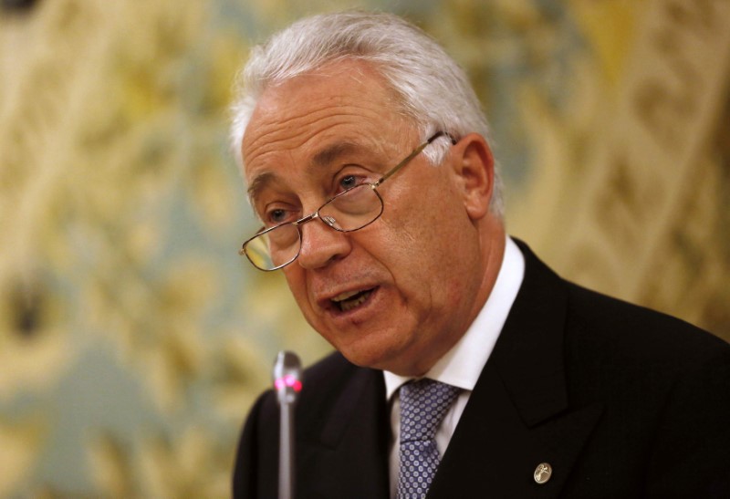 © Reuters. Bank of Portugal Governor Costa reads a statement in Lisbon