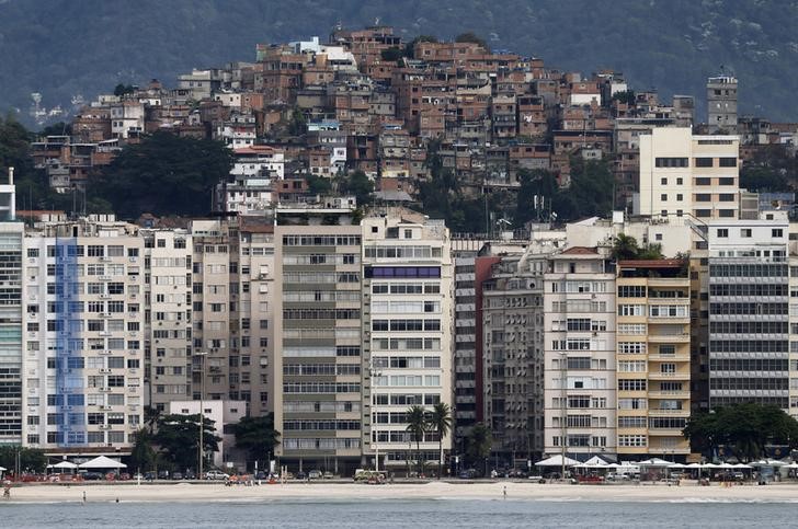 © Reuters. Visão geral de prédios na praia de Copacabana e da favela Pavão-Pavãozinho, no Rio de Janeiro