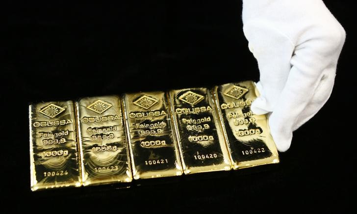 © Reuters. Золотые слитки на аффинажном заводе 'Oegussa' в Вене