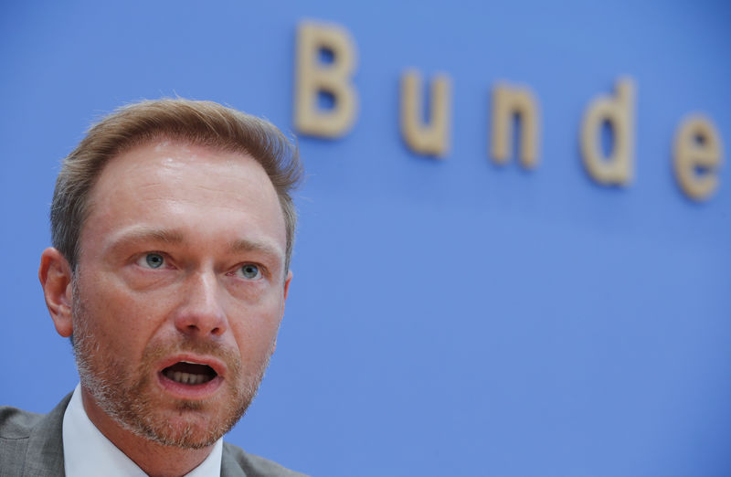 © Reuters. Líder do partido alemão Democratas Livres (FDP),  Christian Lindner, durante coletiva de imprensa, em Berlim