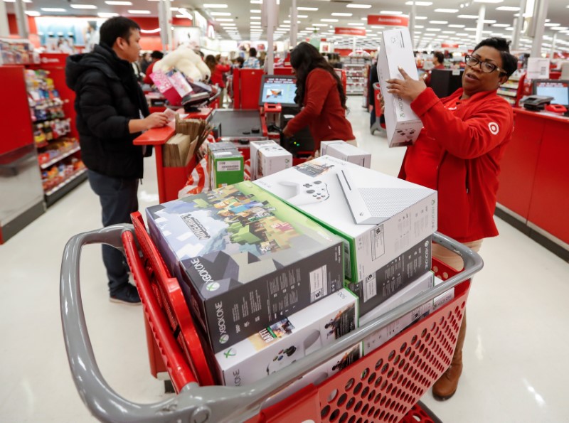 © Reuters. Store employee helps a customer with his purchase during the Black Friday sales event on Thanksgiving Day at Target in Chicago