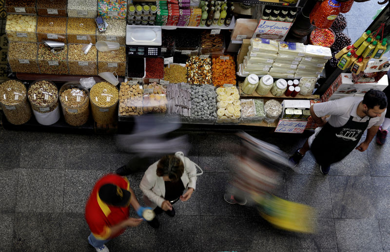 © Reuters. FILE PHOTO: People shop at the Municipal Market of Sao Paulo in downtown Sao Paulo, Brazil