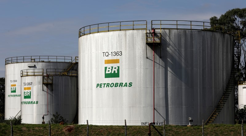 © Reuters. The logo of Brazil's state-run Petrobras oil company is seen on a tank in at Petrobras Paulinia refinery in Paulinia