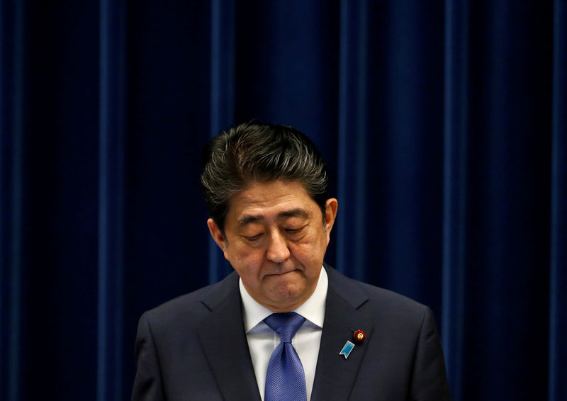 © Reuters. رئيس وزراء اليابان يعلن عن حزمة تحفيز بقيمة 17.8 مليار دولار