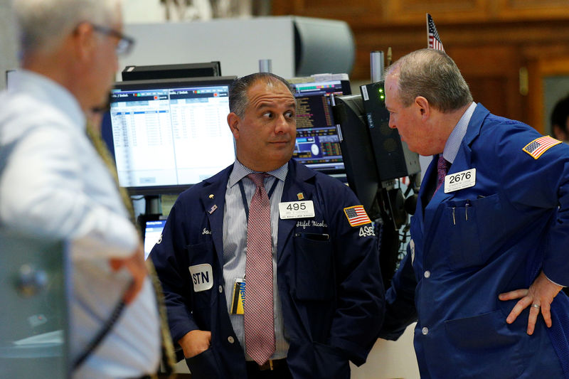 الأسهم الأمريكية تفتح منخفضة مع تراجع أبل