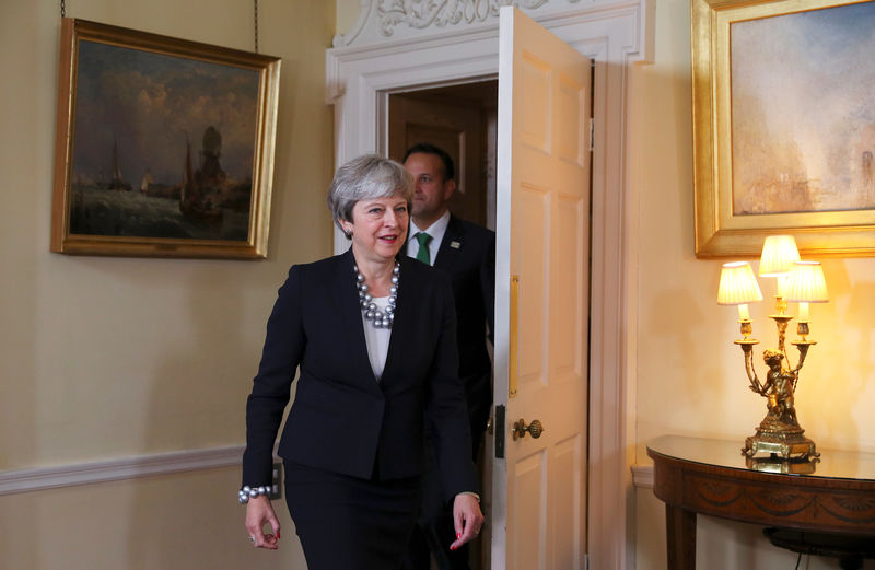 © Reuters. Britain's Prime Minister Theresa May welcomes Ireland's Taoiseach Leo Varadkar to Downing Street in London
