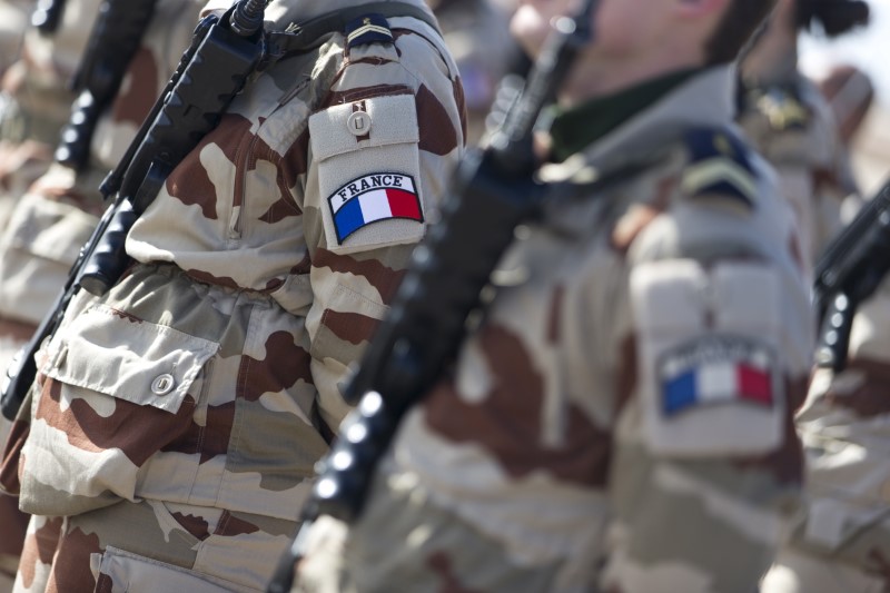 © Reuters. L'ARMÉE FRANÇAISE VEUT SE DÉPLOYER DANS LES SALLES OBSCURES