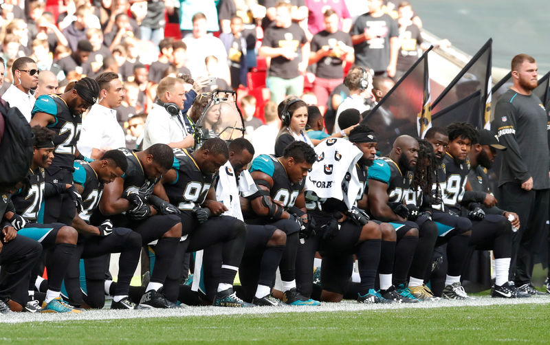 © Reuters. Trump presiona a la NFL por sus protestas durante el himno nacional