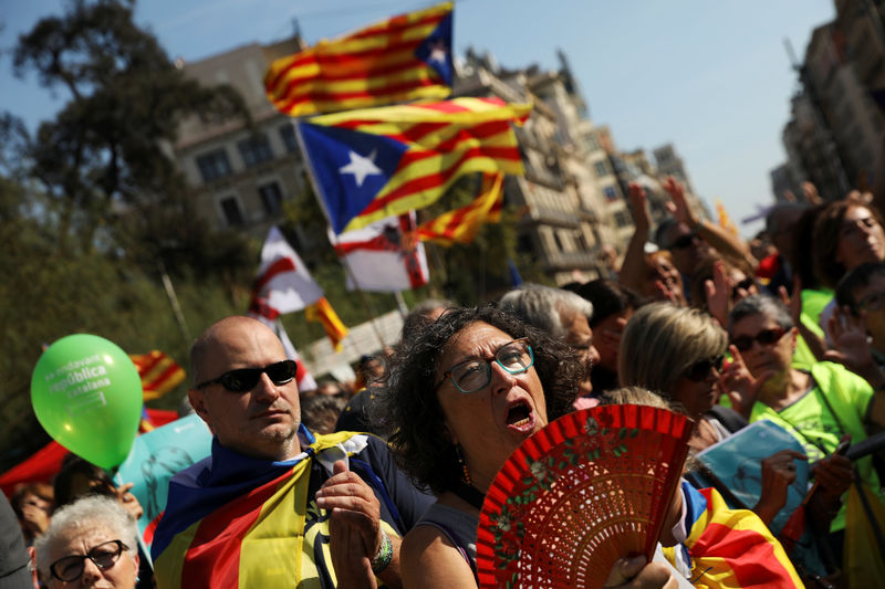 © Reuters. Manifestantes se reúnem em apoio a referendo do dia 1º de outubro pela independência da Catalunha, em Barcelona