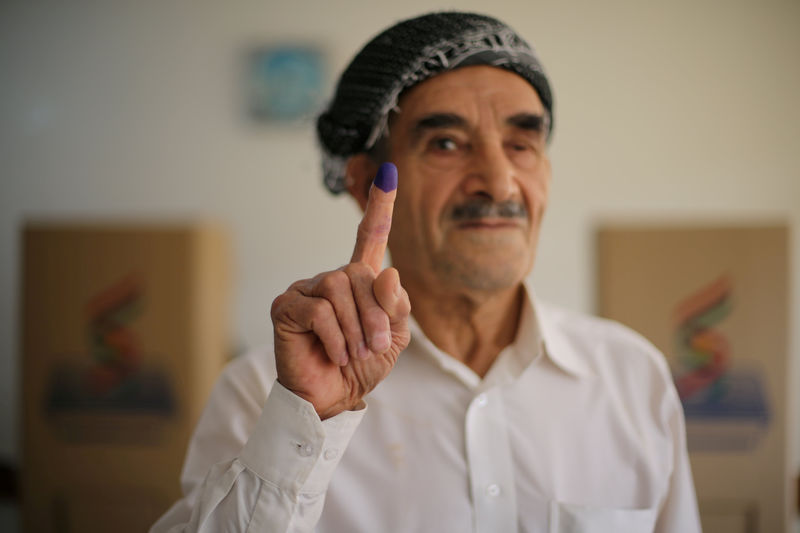 © Reuters. Homem mostra dedo marcado de tinta durante referendo de independência curda em Erbil, no Iraque