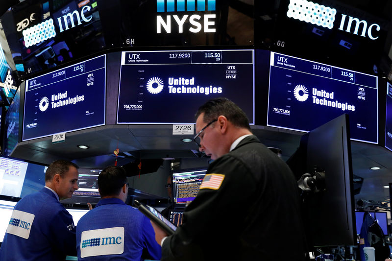 © Reuters. Traders work at the post where  United Technologies stock is traded on the floor of the NYSE in New York