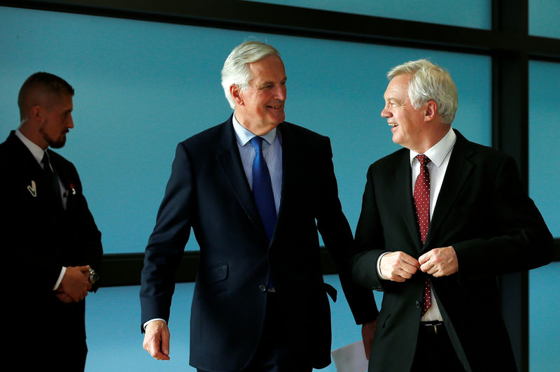 © Reuters. EU's chief Brexit negotiator Barnier and Britain's Secretary of State for Exiting the EU Davis arrive to brief the media in Brussels