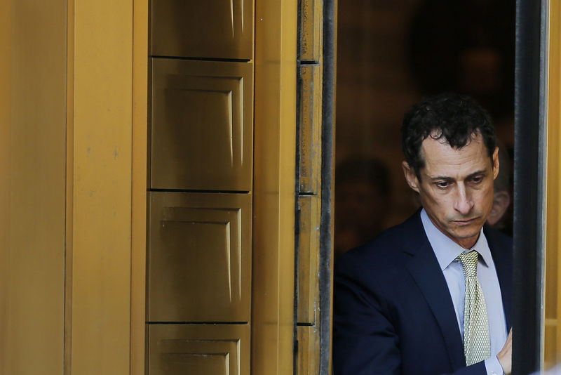 © Reuters. Former U.S. Congressman Anthony Weiner departs U.S. Federal Court, following his sentencing after pleading guilty to one count of sending obscene messages to a minor, in New York