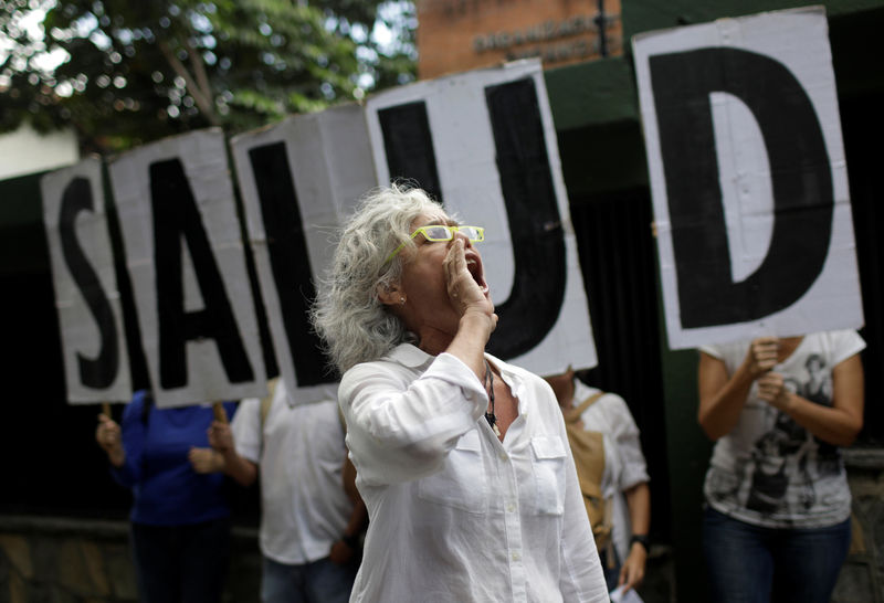 © Reuters. A woman shouts slogans during a protest outside the World Health Organization (WHO) office in Caracas