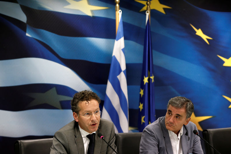 © Reuters. Greek Finance Minister Tsakalotos and Dutch Finance Minister and Eurogroup President Dijsselbloem attend a news conference at the Finance ministry in Athens