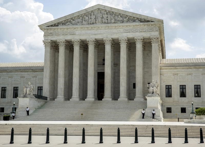 © Reuters. FILE PHOTO: The Supreme Court stands in Washington