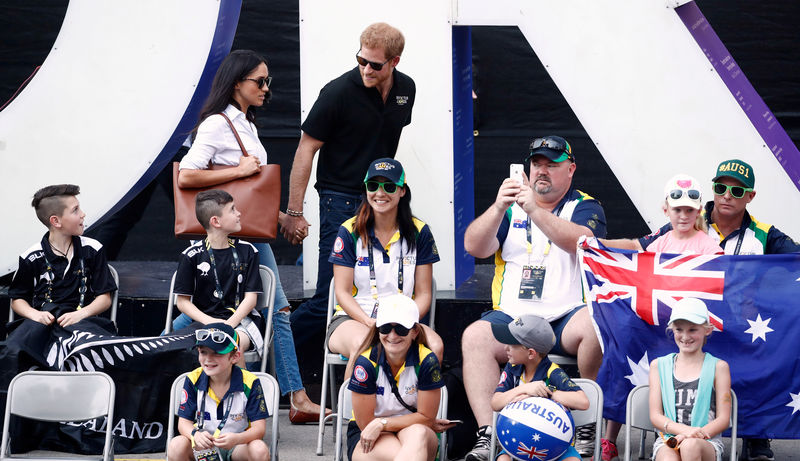 © Reuters. Britain's Prince Harry arrives with girlfriend actress Meghan Markle at the wheelchair tennis event during the Invictus Games in Toronto