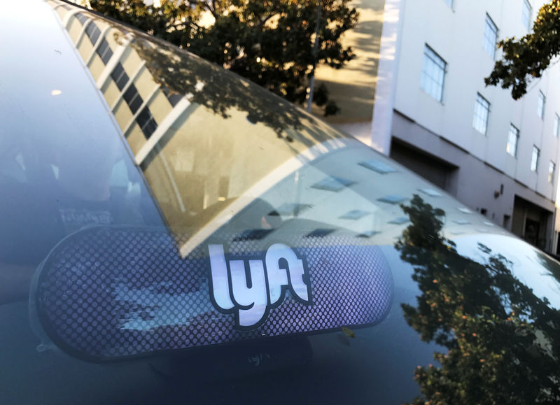 © Reuters. An illuminated sign appears in a Lyft ride-hailing car in Los Angeles