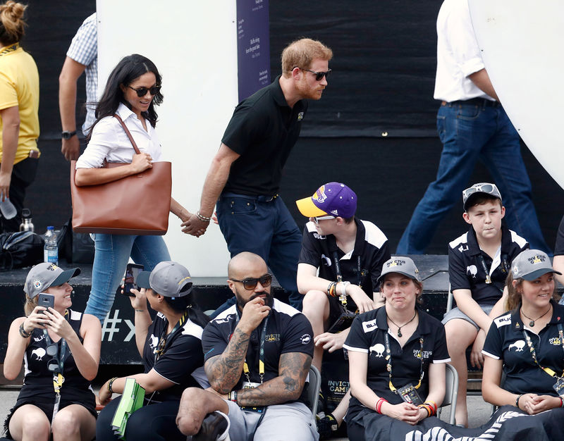 © Reuters. Britain's Prince Harry arrives with girlfriend actress Meghan Markle at the wheelchair tennis event during the Invictus Games in Toronto