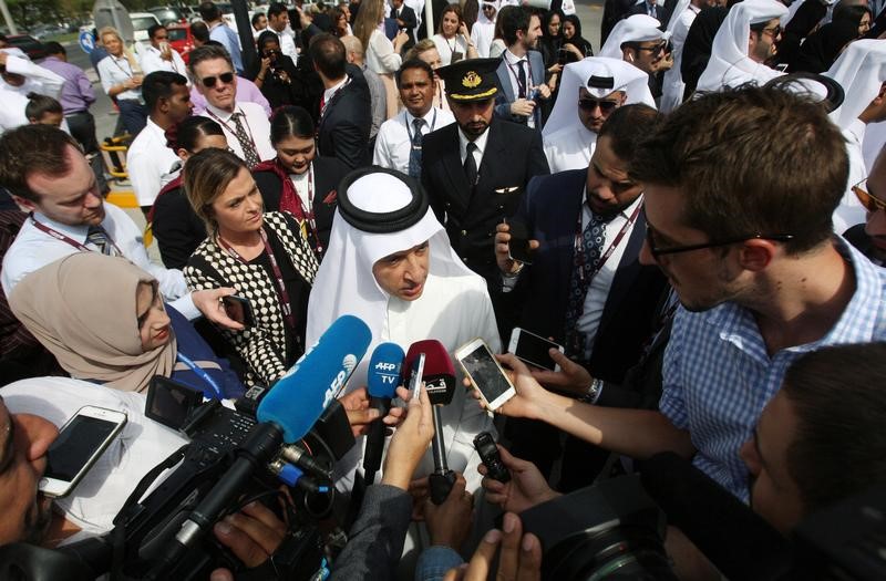 © Reuters. Qatar Airways Chief Executive Akbar al-Baker speaks to reporters after unveiling a commemorative signing wall in support of Qatar’s Emir Sheikh Tamim Bin Hamad Al-Thani in Doha