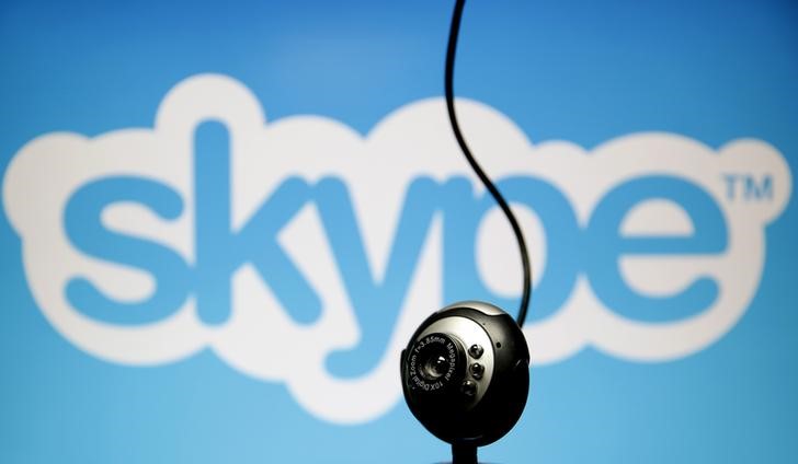 © Reuters. Câmera para computador diante de projeção do logo do Skype