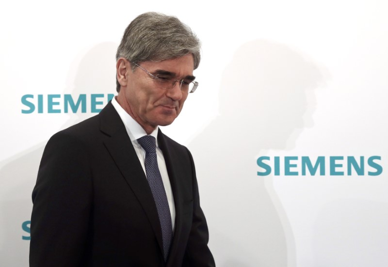 © Reuters. Siemens CEO Kaeser arrives for a news conference before the company's annual shareholders meeting in Munich