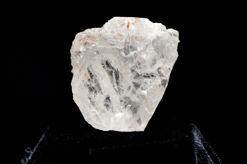 © Reuters. FILE PHOTO: The 1109 carat "Lesedi La Rona" diamond is displayed in a case at Sotheby's in the Manhattan borough of New York