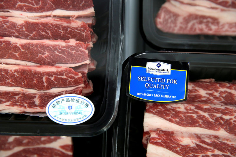 © Reuters. FILE PHOTO: Beef steaks are placed for sale at a Sam's Club store of Wal-Mart in Beijing