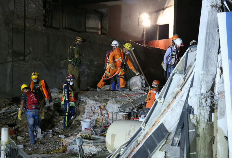 © Reuters. Members of rescue teams search for survivors in Mexico City