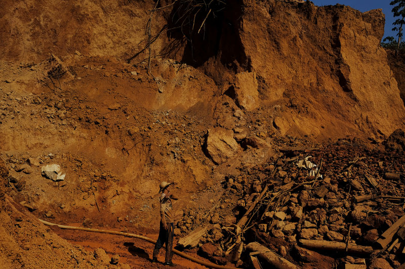 © Reuters. Un minero ilegal o garimpeiro trabaja en una operación ilegal en el Amazonas, cerca de Crepurizao, Brasil. Imagen de archivo