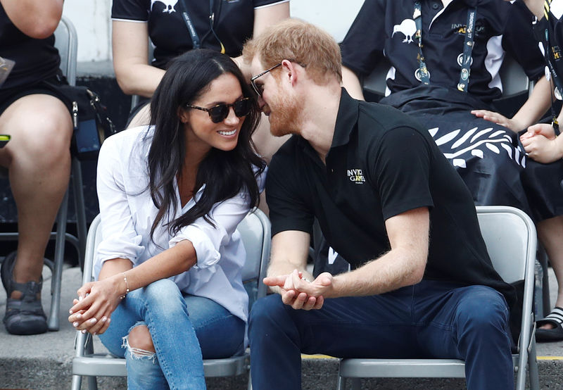 © Reuters. El príncipe Enrique de Reino Unido y su novia, la actriz Meghan Markle, miran un partido de tenis en silla de ruedas durante un evento de los Juegos Invictus en Toronto