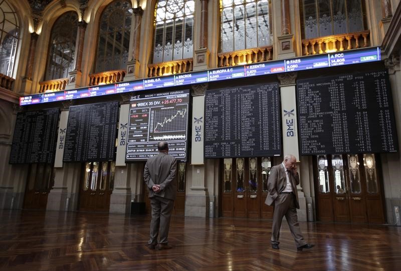 © Reuters. LA BAISSE DE L'EURO SOUTIENT LES BOURSES