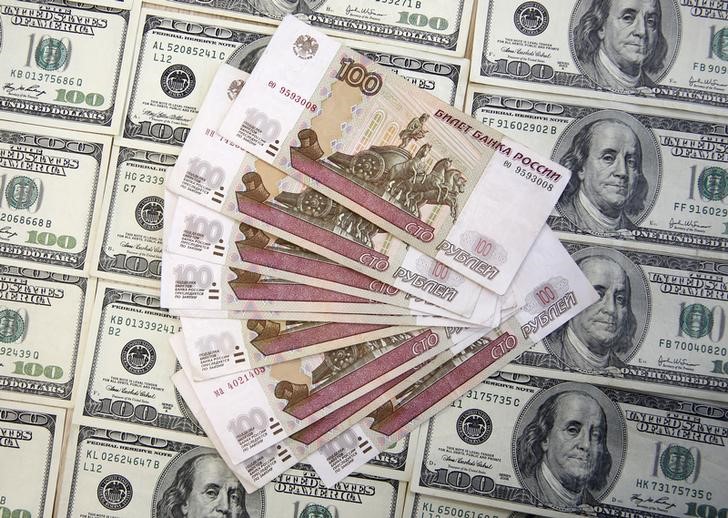 © Reuters. Рублевые и долларовые банкноты