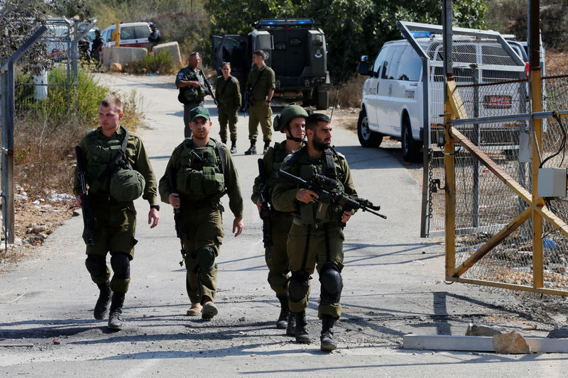 © Reuters. مسلح فلسطيني يقتل 3 حراس إسرائيليين في مستوطنة بالضفة الغربية