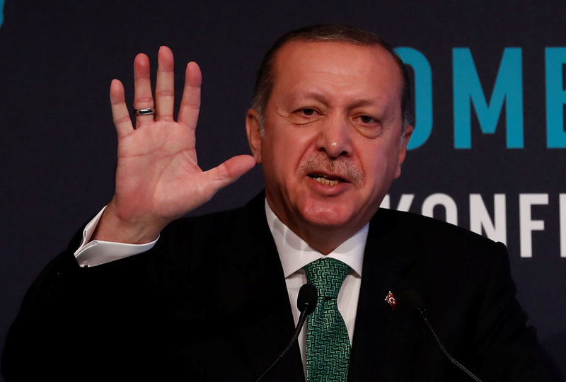 © Reuters. FILE PHOTO - Turkish President Erdogan makes a speech during a conference in Istanbul