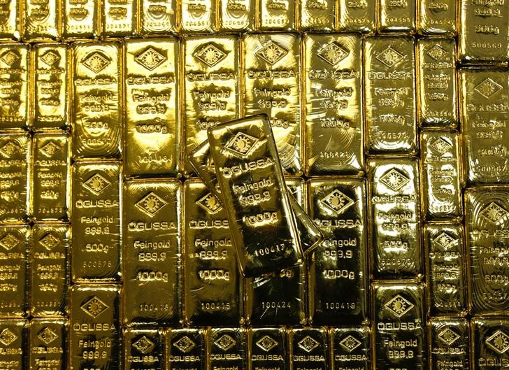 © Reuters. Слитки золота на аффинажном заводе 'Oegussa' в Вене