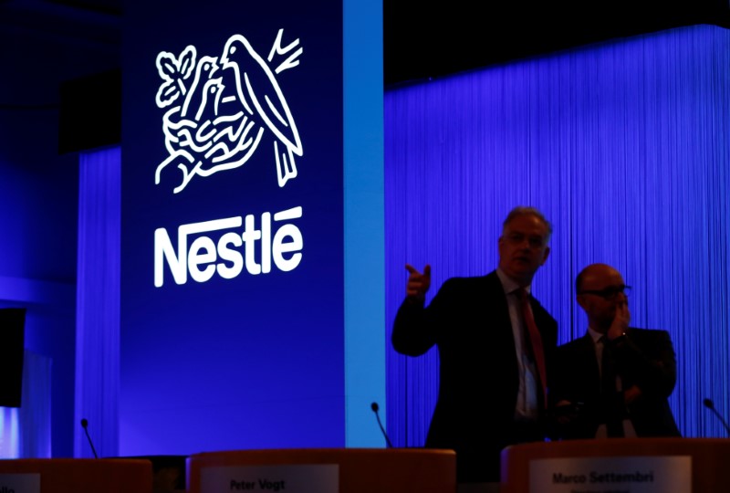 © Reuters. Менеджеры Nestle перед общим собранием акционеров компании в Лозанне