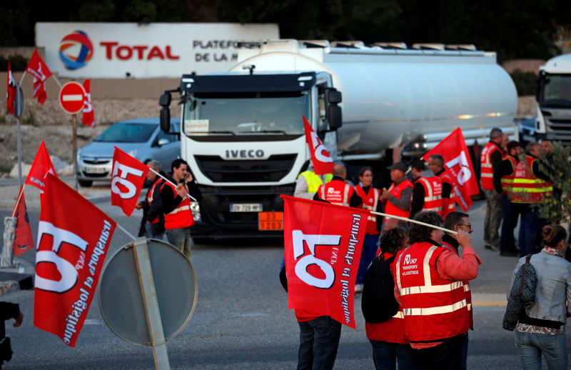 © Reuters. CGT ET FO TRANSPORTS PRÊTS À FAIRE DURER LEUR MOUVEMENT