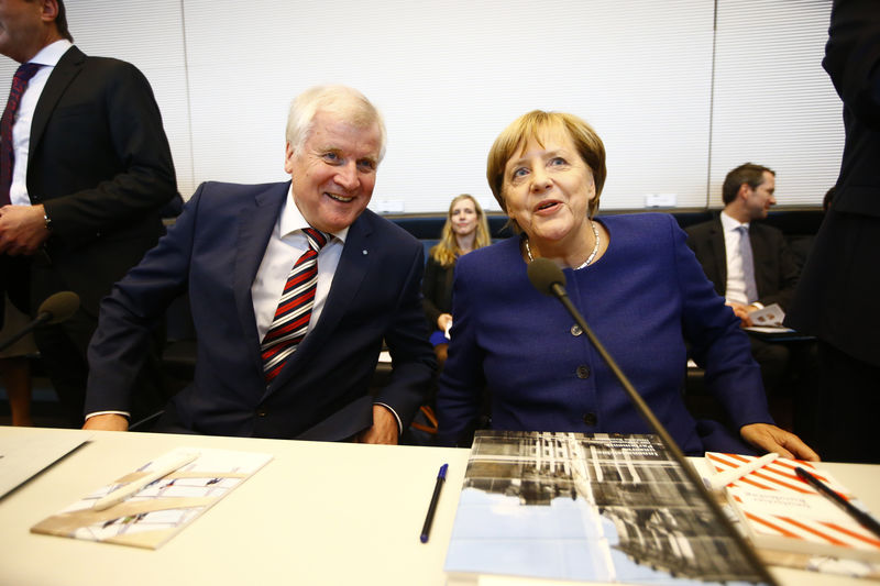 © Reuters. German Chancellor Merkel, leader of the Christian Democratic Union Party (CDU) and Seehofer, head of the CSU attend their first parliamentary meeting after general election in Berlin