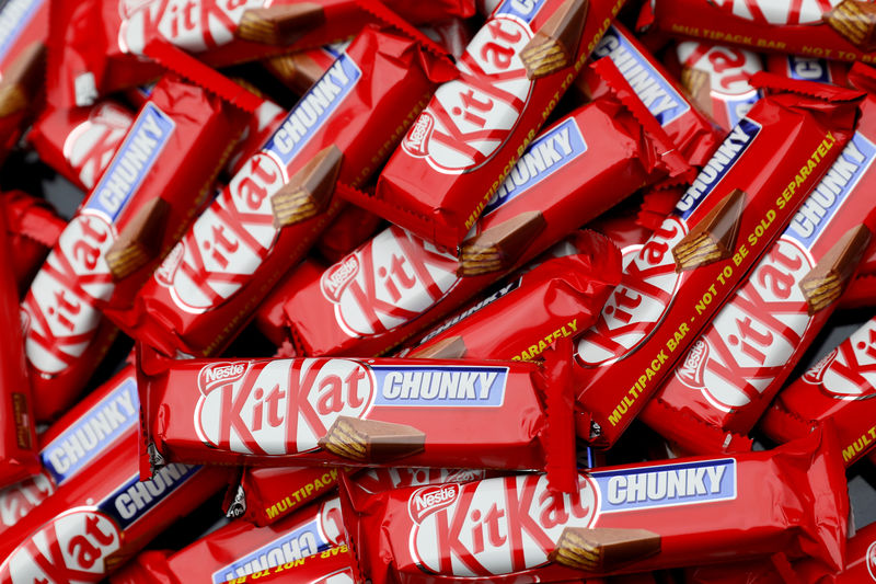 © Reuters. FILE PHOTO: Kit Kat chocolate bars are pictured in London