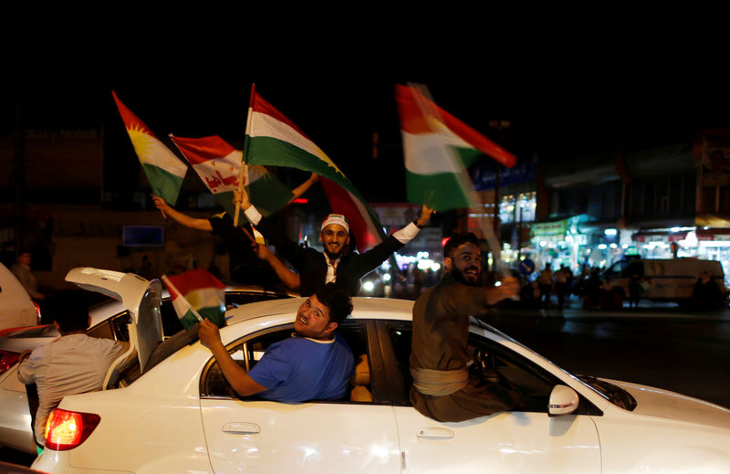© Reuters. أكراد إيران يتظاهرون تأييدا لاستفتاء الاستقلال في شمال العراق