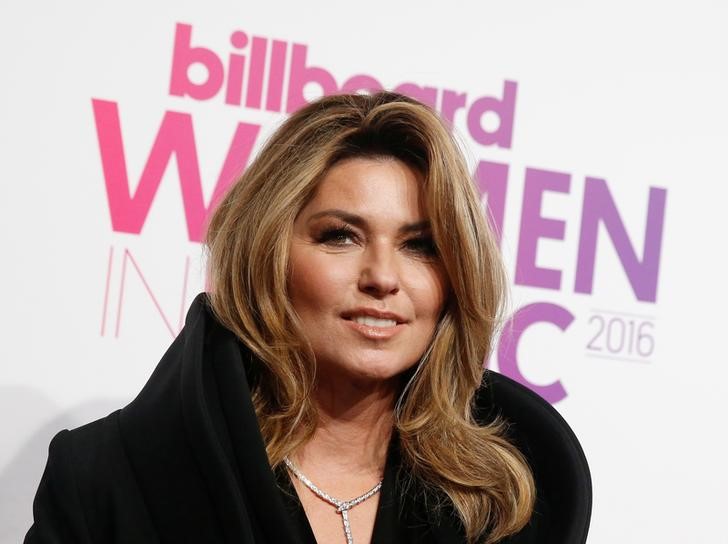 © Reuters. Cantora Shania Twain posa para fotos no tapete vermelho de evento em Nova York