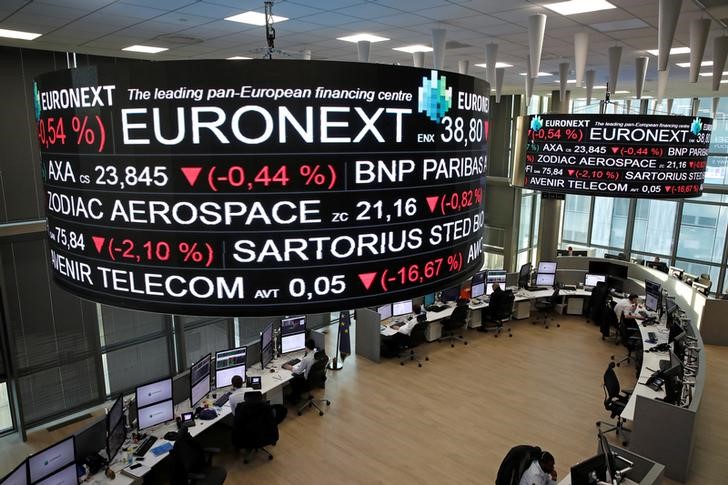 © Reuters. Company stock price information is displayed on screens as they hang above the Paris stock exchange, operated by Euronext NV, in La Defense business district in Paris