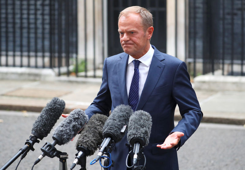 © Reuters. Presidente do Conselho Europeu, Donald Tusk, fala com repórteres, após reunião com a primeira-ministra britânica, Theresa May, em Londres